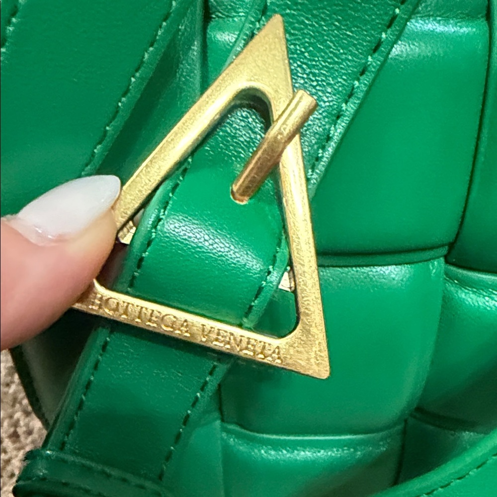 Elegant Green Quilted Crossbody Bag - Picture 5 of 5